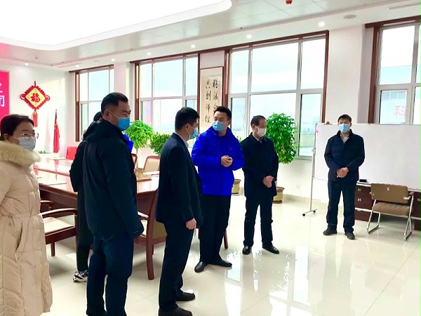 各位领导参观金帅防水产品展柜↑